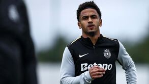 Edwards treina no relvado