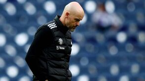 Gary Neville preocupado com 14.º lugar do Man. United: «Ten Hag anda a pedi-las»