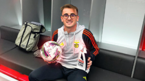 Jogadores do Benfica autografaram bola para Aktürkoglu 