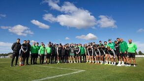 Plantel do Sporting tira fotografia com a camisola de Nuno Santos
