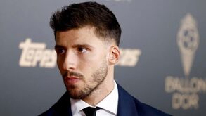 Conta oficial da Bola de Ouro confunde Rodri com... Rúben Dias
