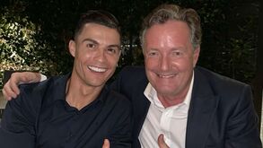 Piers Morgan partilha foto com Cristiano Ronaldo para 'saudar' Erik Ten Hag