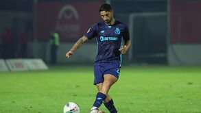 Alan Varela à bica com o Benfica à vista