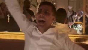 Rodri largou o laço, o casaco e celebrou assim a conquista da Bola de Ouro