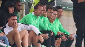 João Pereira a ver os sub-23 à espera da decisão de Rúben Amorim