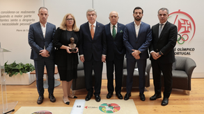 O momento em que o presidente do COI homenageou José Manuel Constantino na sede do COP