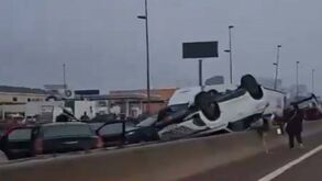 Tragédia em Valência: centenas de carros destruídos numa autoestrada 