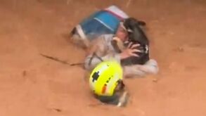 O momento em que helicóptero resgata mulher que não se separou do cão na tragédia em Valência