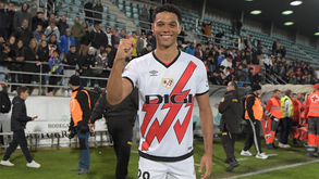 Tal pai, tal filho: Etienne Eto'o marca o primeiro golo como profissional na estreia pelo Rayo