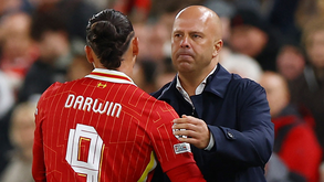 Arne Slot lança aviso a Darwin: «É uma pena que Diogo Jota e Chiesa não estejam disponíveis...»