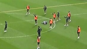 Mourinho participa em exercício no treino do Fenerbahçe e acaba 'varrido' por jogador: treinador teve de ser assistido