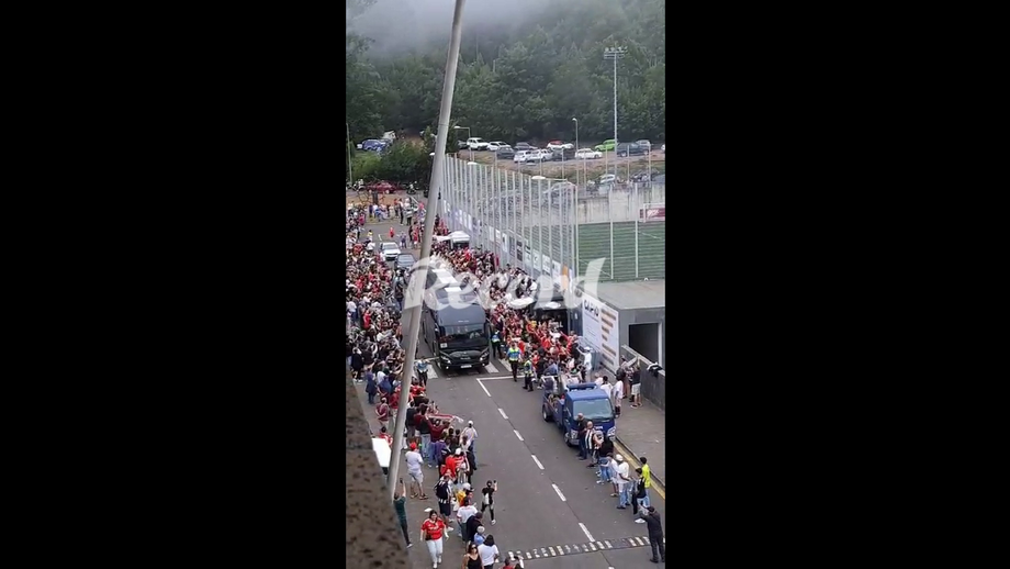 Centenas de adeptos aguardaram a chegada da equipa ao estádio do Nacional