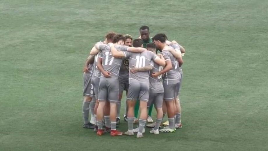 A equipa do Sp. Pombal com o equipamento alternativo... do Alverca, na partida com a formação B dos ribatejanos
