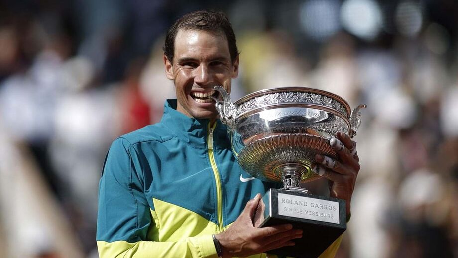 Nadal com o troféu de Roland Garros em 2022, o último Grand Slam da carreira