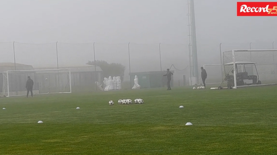 Técnico ia 'aquecendo' enquanto esperava pelos jogadores