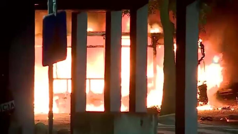 Bombeiros e Polícia de Intervenção já conseguiram entrar no bairro