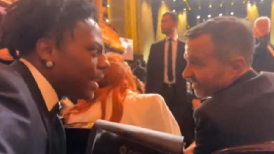 Momento curioso durante a gala em Paris