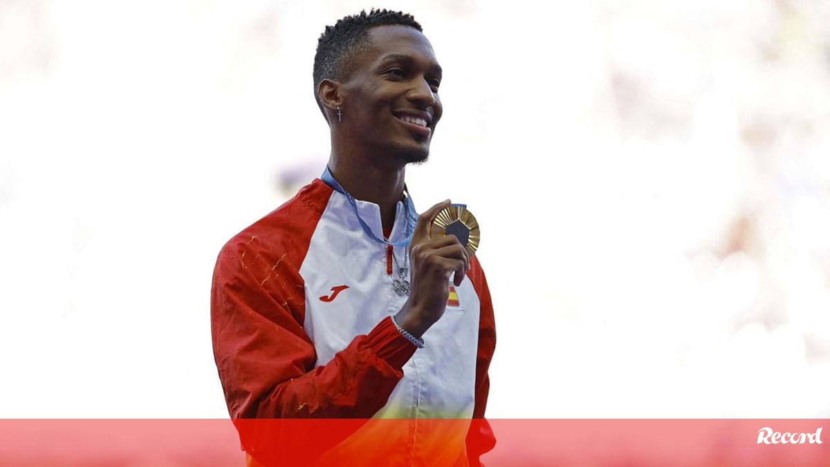 Campeão olímpico do triplo salto revela onde guarda a medalha: «Há sempre pessoas que a querem ver...»