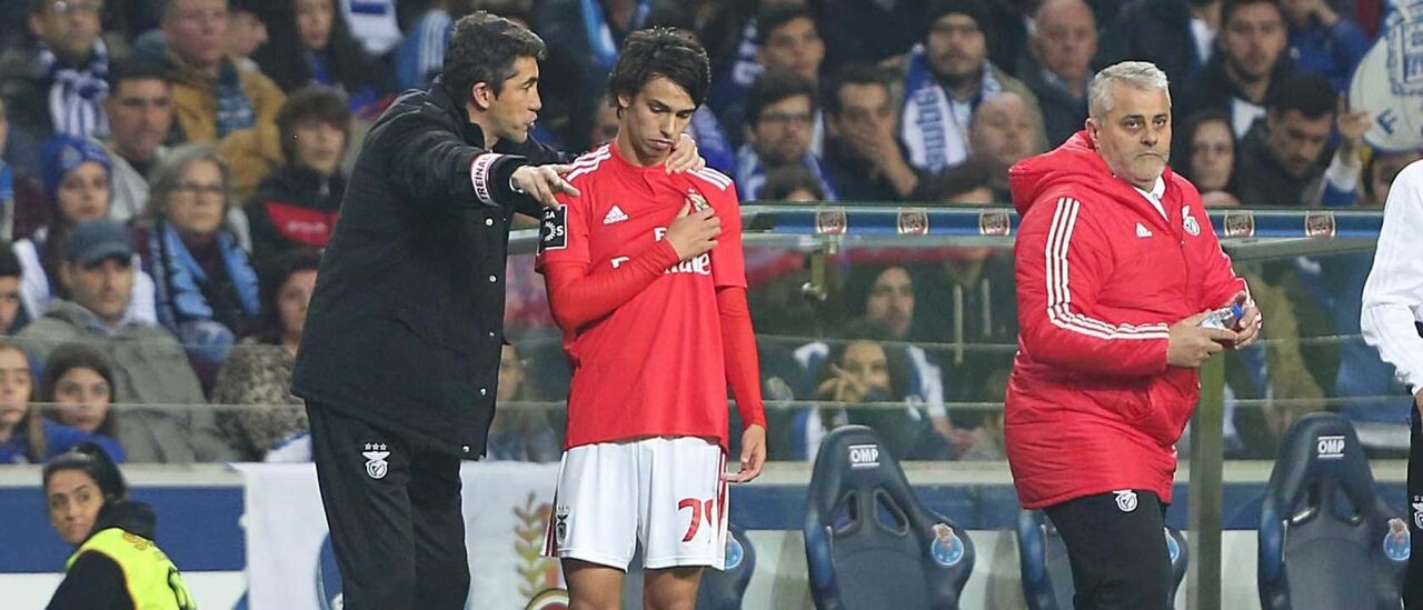 Lage dá instruções a João Félix, que marcou na única vitória do treinador sobre o FC Porto