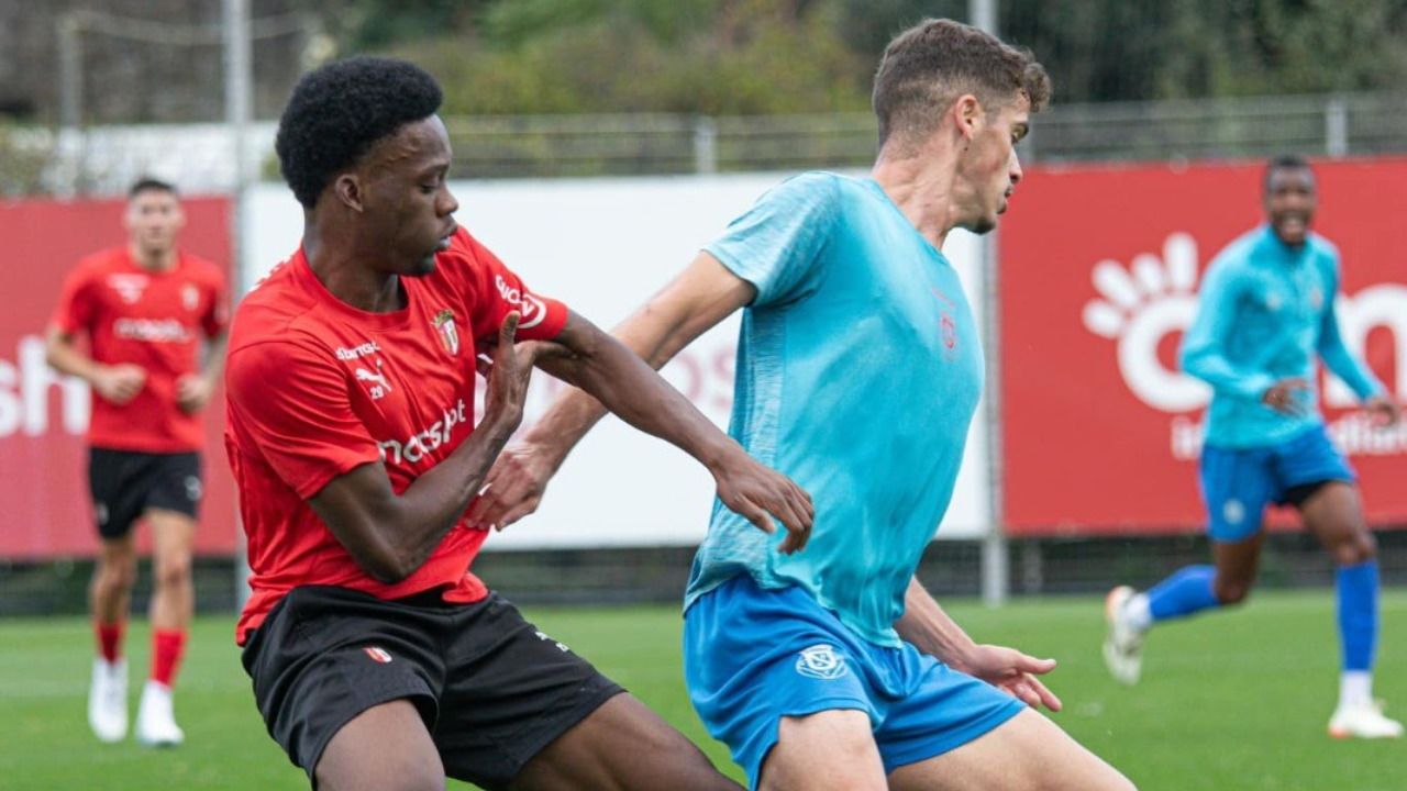 TRABALHO. Gorby disputa o lance com um adversário