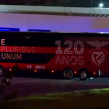 Grande euforia dos adeptos no momento da chegada do autocarro do Benfica ao Estádio da Luz