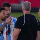 Messi de cabeça perdida no Paraguai-Argentina: craque até levantou o dedo na cara do árbitro