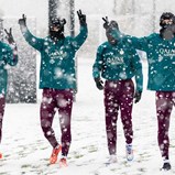 Vitinha com flocos de neve no cabelo e Gonçalo Ramos quase irreconhecível: o manto branco que cobriu o treino do PSG