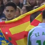 Jogadores do Betis marcam e celebram a erguer bandeira da Comunidade Valenciana