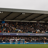 Jogo entre Millwall e Sunderland suspenso após adepto ser assistido na bancada