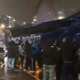 Tensão na chegada do autocarro do FC Porto ao Dragão: tocha e petardos arremessados contra o veículo