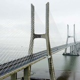 Trânsito na Ponte Vasco da Gama reabre com condicionamentos após acidente com 12 veículos