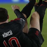 Kökçü assistido no fim do jogo