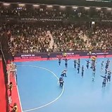 A festa dos jogadores do Sporting após garantirem o apuramento para a final four da Champions de futsal