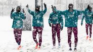 Vitinha com flocos de neve no cabelo e Gonçalo Ramos quase irreconhecível: o manto branco que cobriu o treino do PSG