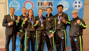 Ramjanali, à esquerda, com treinadores e os medalhados dos Europeus de Atenas