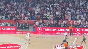 De outro nível: o impressionante ambiente antes do Estrela Vermelha-Partizan... de basquetebol