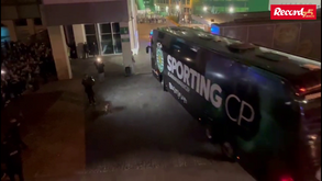 Cânticos e aplausos dos adeptos no momento da chegada do autocarro do Sporting a Alvalade