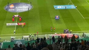 Aplausos da maioria dos adeptos e algumas vaias: o momento da subida de Amorim ao relvado