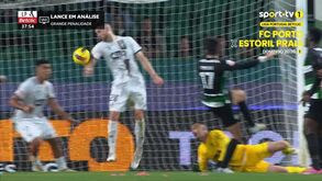 O lance do penálti que deu o hat trick a Gyökeres: árbitro viu imagens, confirmou falta e retirou vermelho ao jogador do Estrela