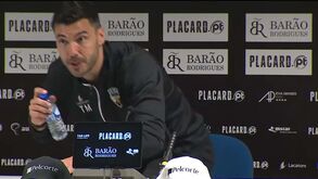 «Parabéns por tanta questão...»: Tozé Marreco deixa conferência do Farense-Benfica visivelmente irritado
