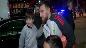 Autógrafos, sorrisos e fotografias: jogadores do Benfica fizeram as delícias dos adeptos à saída do estádio