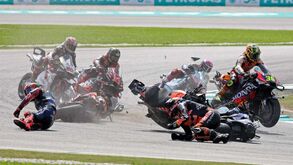 A assustadora queda a envolver três pilotos no GP da Malásia logo após a partida