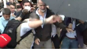 «Assassinos»: reis de Espanha recebidos com lama, pedras e gritos de protesto em Valência