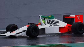 Hamilton pilota McLaren de Ayrton Senna e emociona público brasileiro em São Paulo
