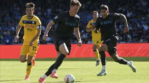 Líder Nápoles perde com Atalanta e vê concorrência aproximar-se na Serie A