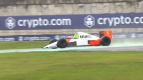 Aumente o som para desfrutar mais: McLaren de Ayrton Senna roda em Interlagos pela mão de Hamilton
