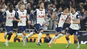 Tottenham dá a volta ao marcador e goleia Aston Villa com bis de Solanke
