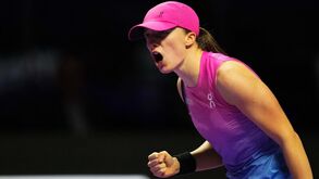Iga Swiatek regressa à competição com triunfo nas Finais WTA