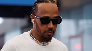 Hamilton arrasa Mercedes e diz que até podia ir já de férias: «O carro parece uma tábua»