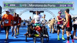 Paulo Franco correu Maratona do Porto a empurrar carrinho com os três filhos